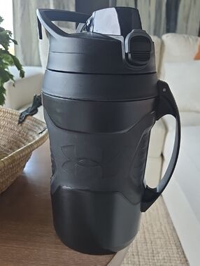 Under Armour Sport Hydration Jug Handle Fence Hooks Baseball Tennis Softball